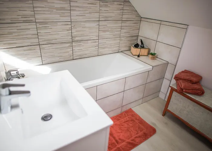 Saint-léonard-des-bois, 6 Pièces, 12 Personnes - Fr-1-410-355