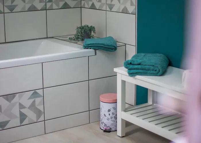 Saint-léonard-des-bois, 6 Pièces, 12 Personnes - Fr-1-410-355 *